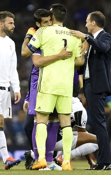 Alvaro Morata prova a consolare Gigi Buffon. Epa